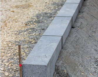 Guide: S�dan s�tter du kantsten i beton